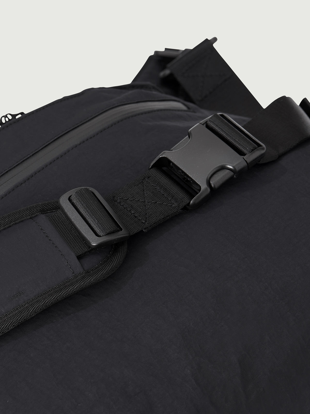 DOUGLAS | 15L EVERYDAY SHOULDER BAG