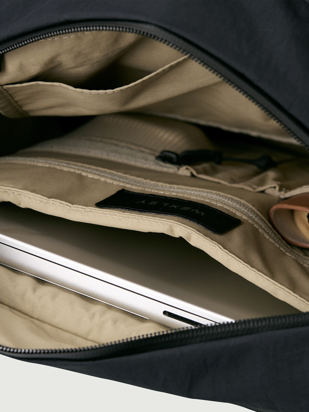 DOUGLAS | 15L EVERYDAY SHOULDER BAG