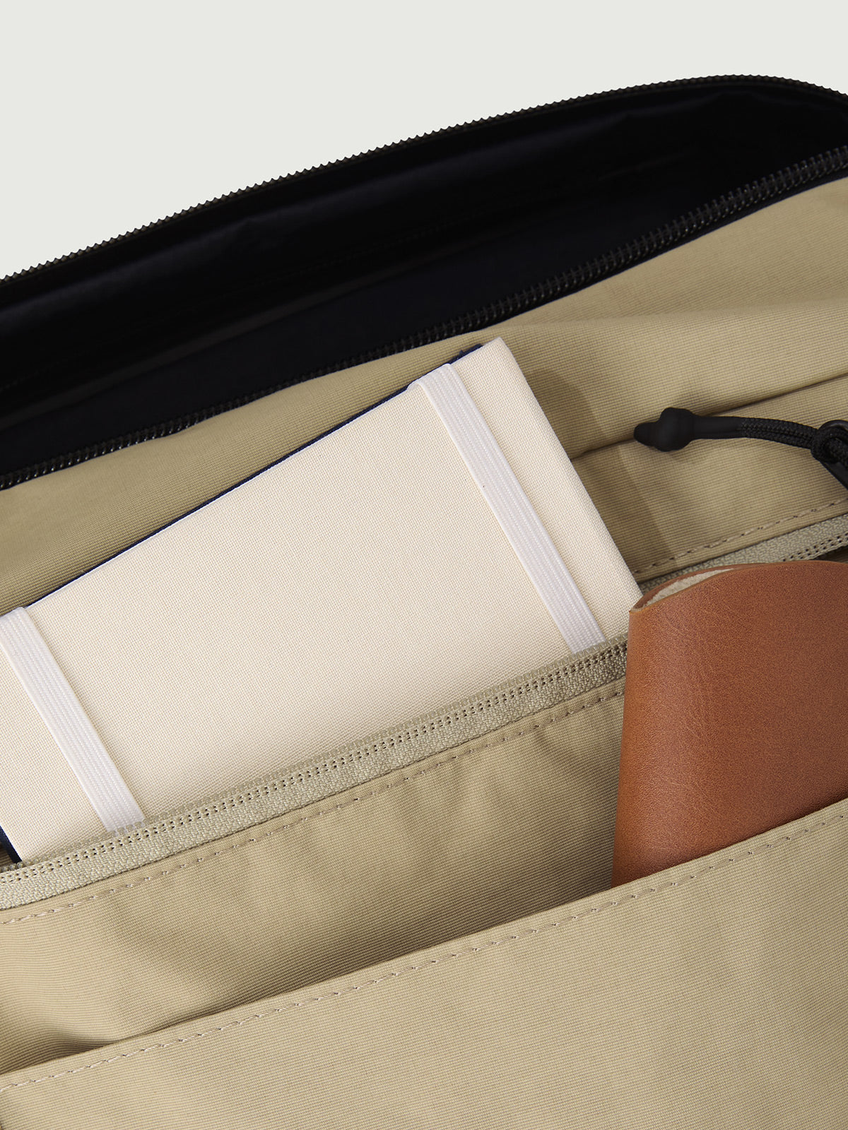 DOUGLAS | 15L EVERYDAY SHOULDER BAG
