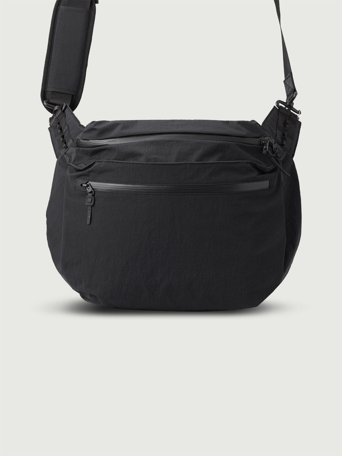 DOUGLAS | 15L EVERYDAY SHOULDER BAG