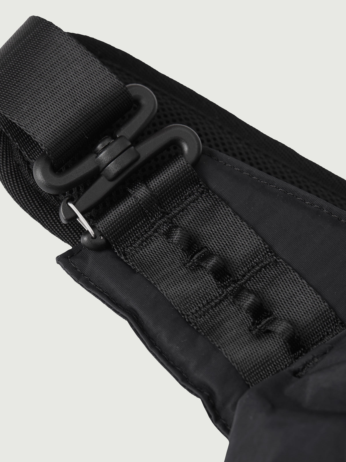 DOUGLAS | 15L EVERYDAY SHOULDER BAG