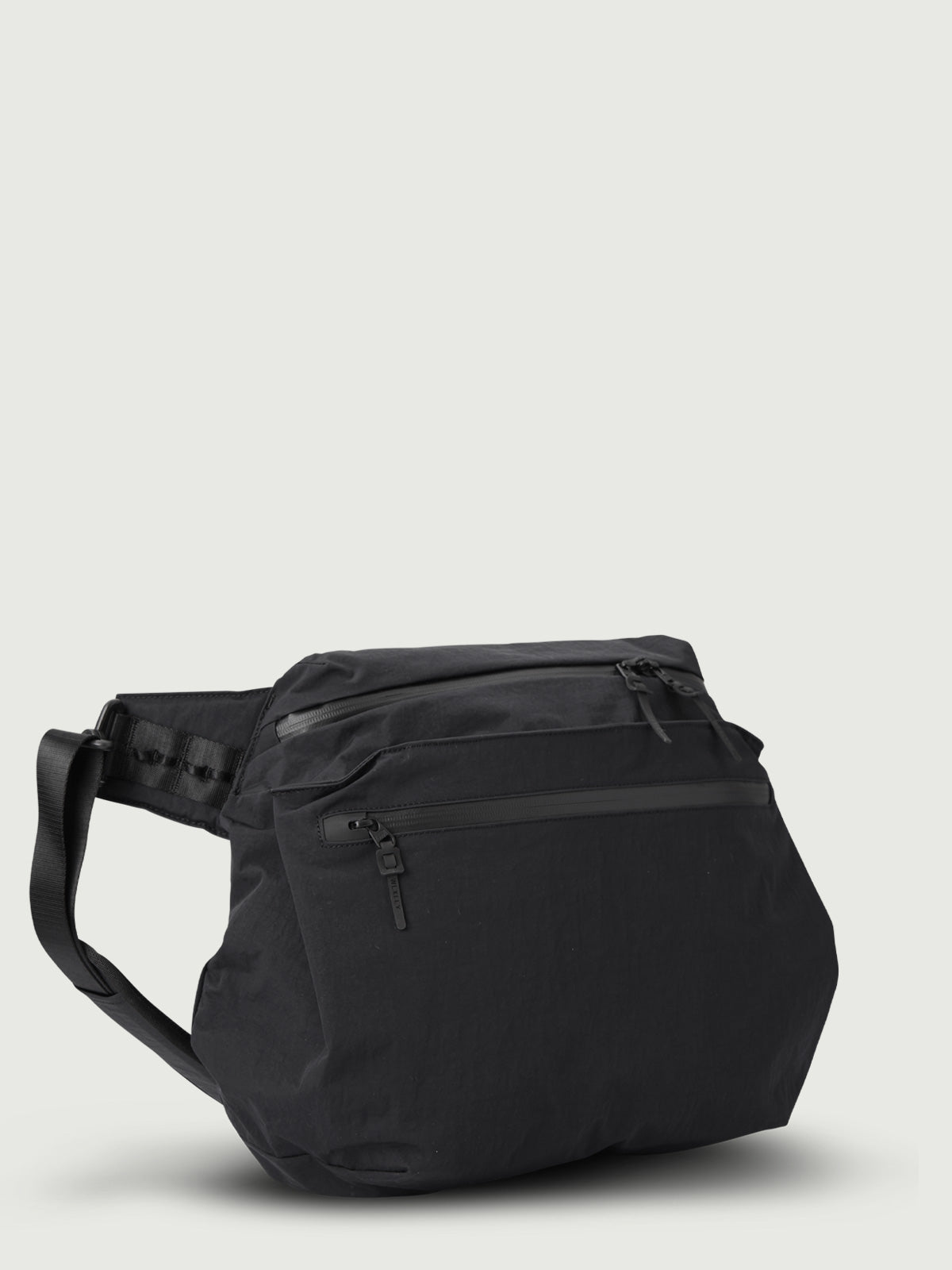 DOUGLAS | 15L EVERYDAY SHOULDER BAG