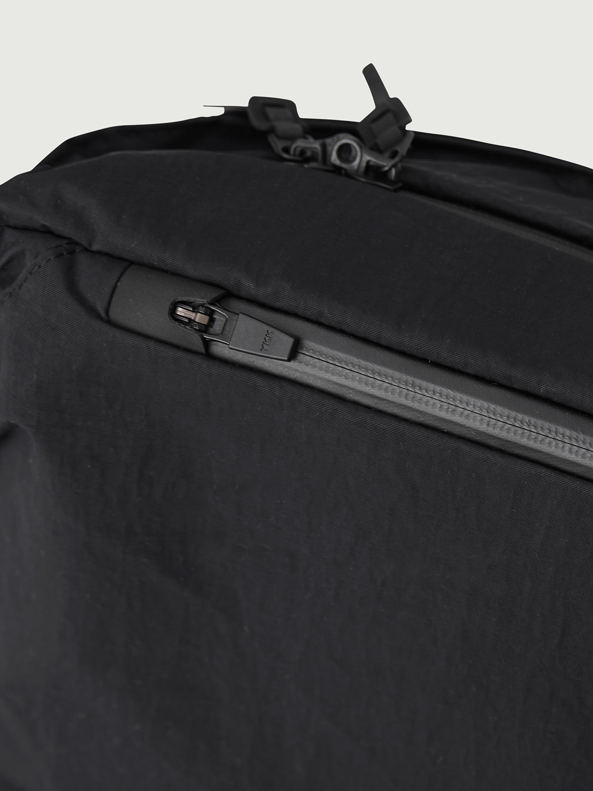 DOUGLAS | 15L EVERYDAY SHOULDER BAG