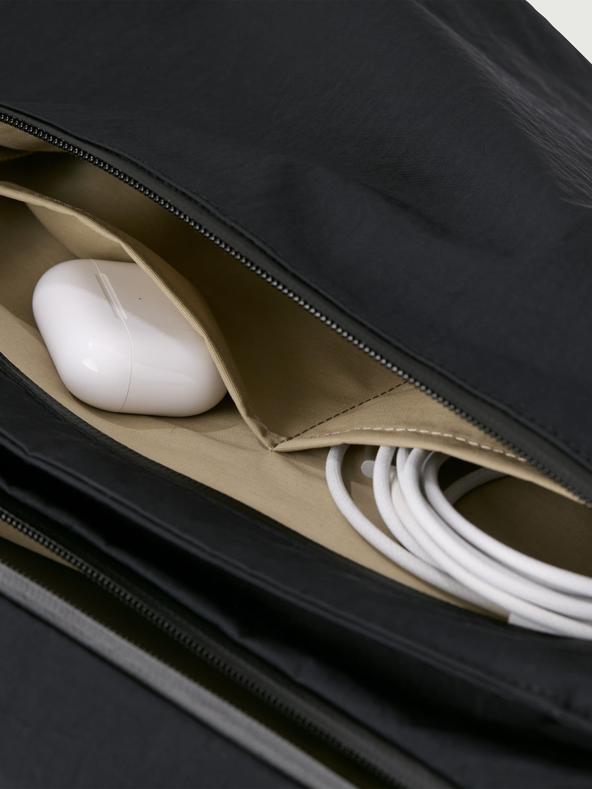 DOUGLAS | 15L EVERYDAY SHOULDER BAG