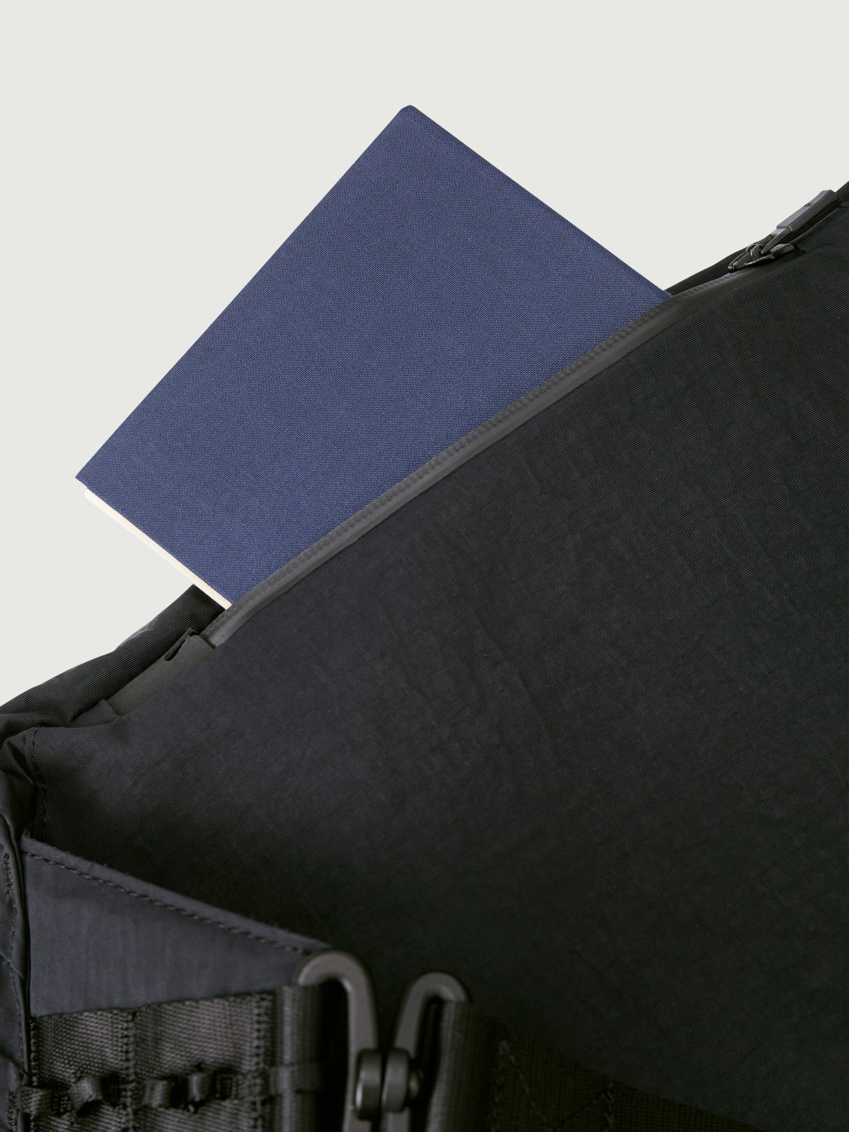 DOUGLAS | 15L EVERYDAY SHOULDER BAG