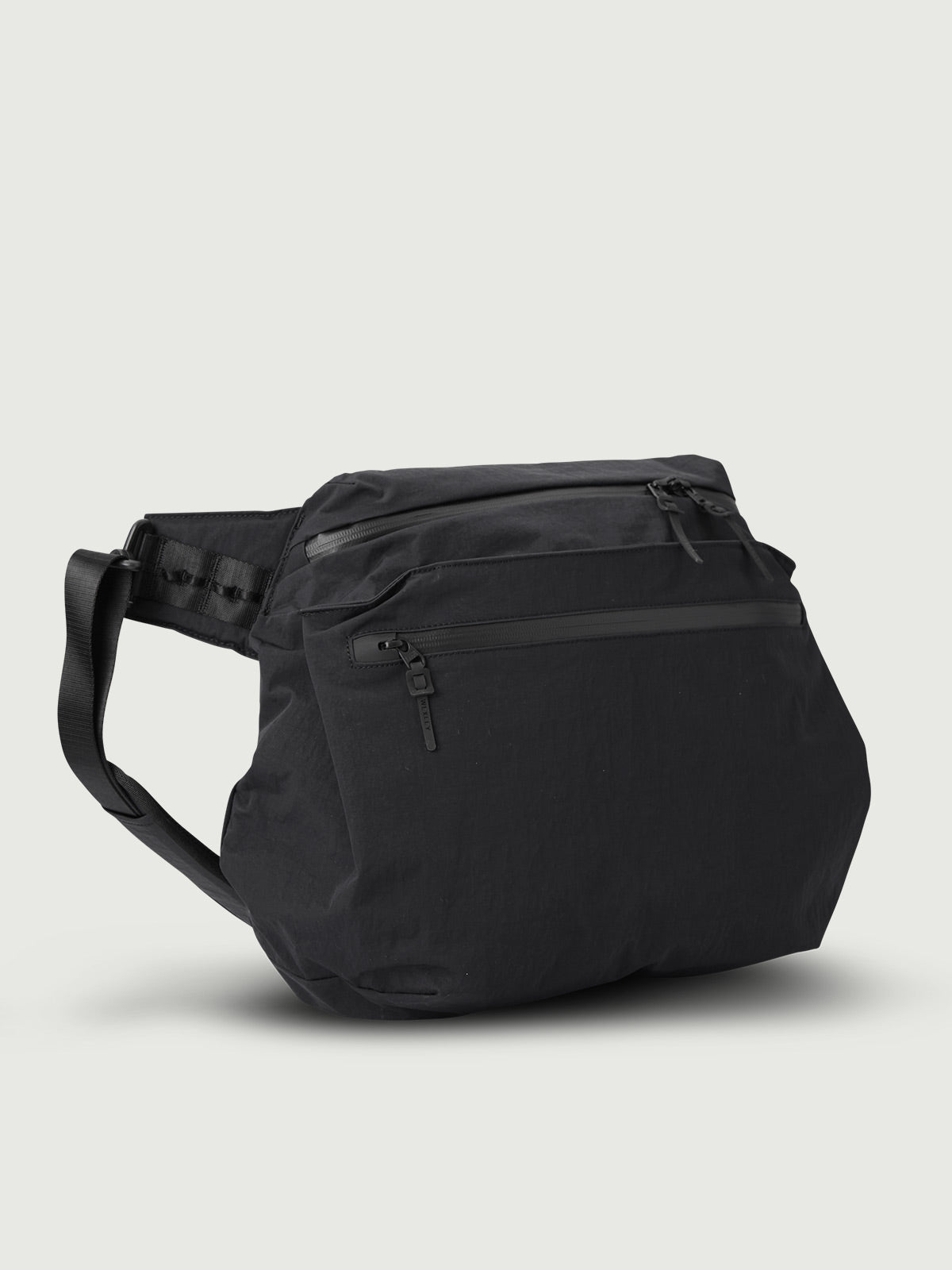 DOUGLAS | 15L EVERYDAY SHOULDER BAG